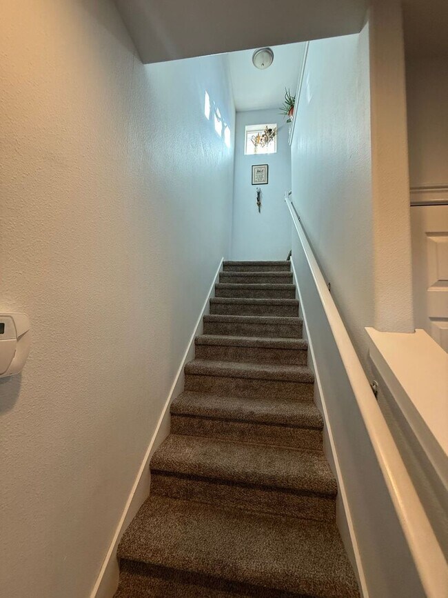 Foto del edificio - 2 Bed/1.5 Bath Triplex with Attached Garage - Emerson Ave