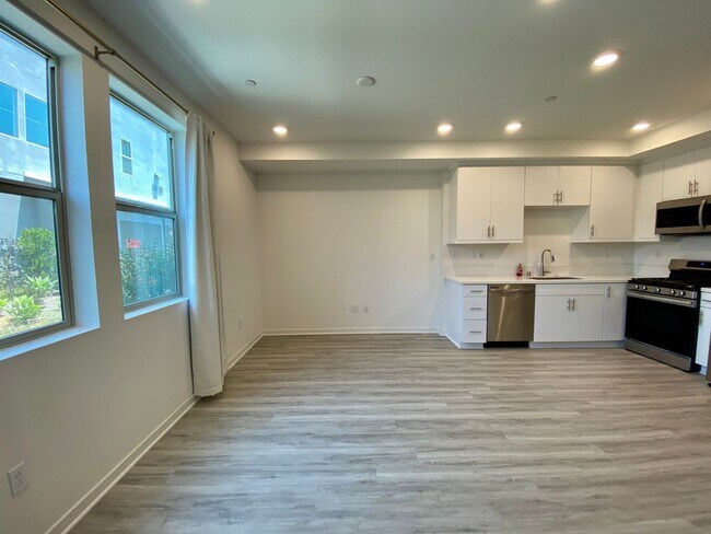 Foto del edificio - Like New! 1 Bed, 1.5 Bath Townhouse in Covina