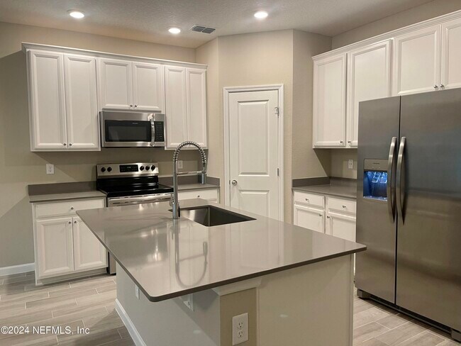 Foto del edificio - 12830 Josslyn Ln