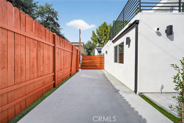 Foto del edificio - 7332 1/2 Owensmouth Avenue, Los Angeles, CA 91303 - 3 BR 3 BA house