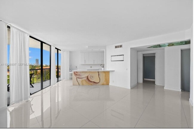 Building Photo - 3610 Yacht Club Dr