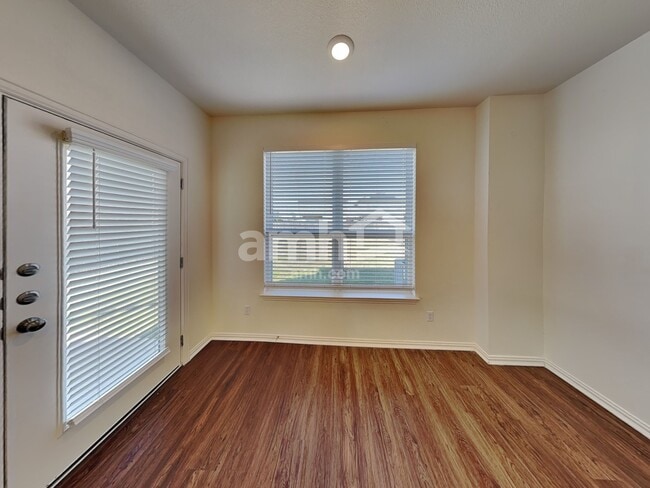 Foto del edificio - 207 Pebble Creek Run