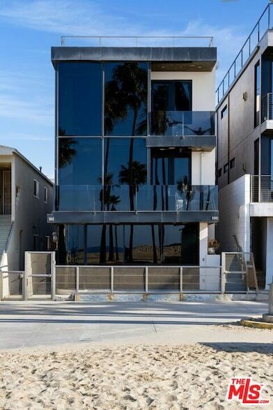Building Photo - 3007 Ocean Front Walk