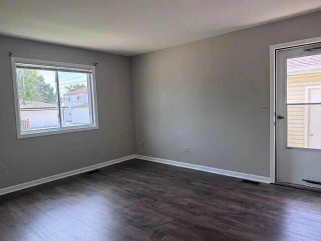 Building Photo - 1353 Lakeview Ave