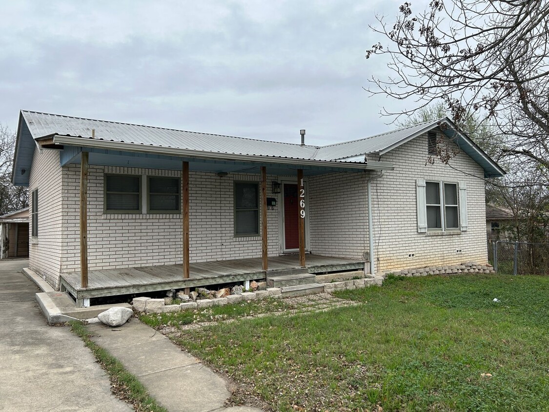 Primary Photo - Covered Front Porch / No Carpet / Fridge I...