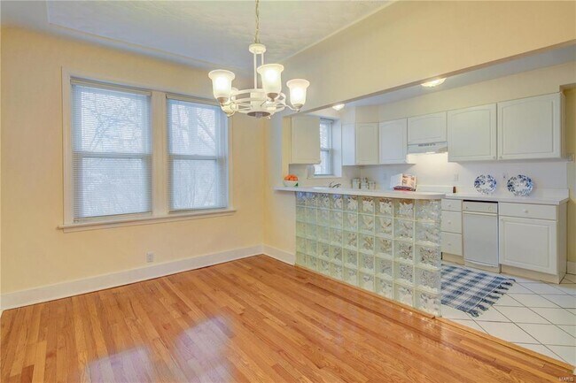 Foto del edificio - 7739 Kingsbury Blvd
