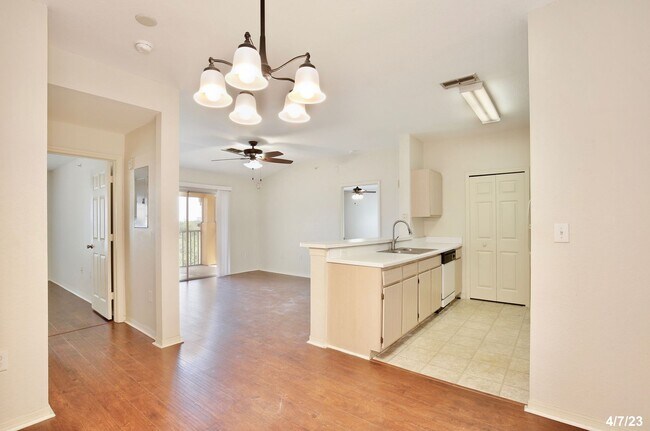 Foto del edificio - Beautiful 2/2 Spacious Condo with a Screen...