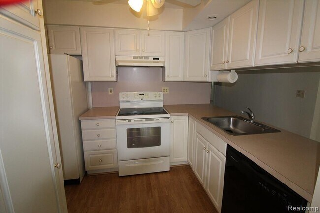 Building Photo - 14160 Camelot Dr