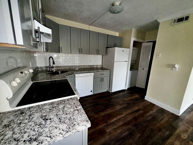 Foto del edificio - 1 Bedroom 2nd Floor Condo in East Orlando with Laminate Flooring and Scenic Balcony View!