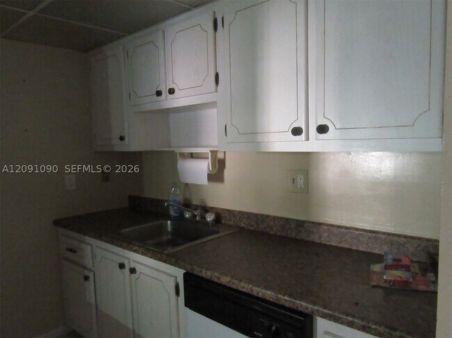 Building Photo - 14221 N Kendall Dr