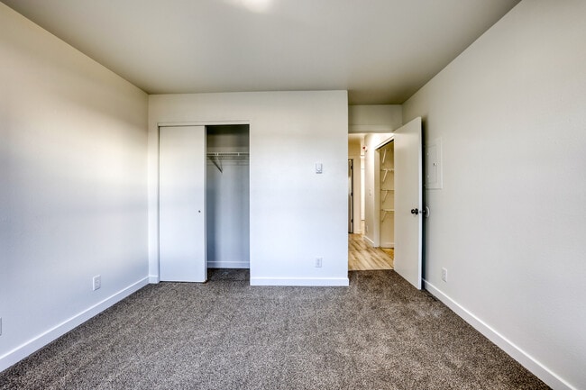 Building Photo - Maple Grove Apartments