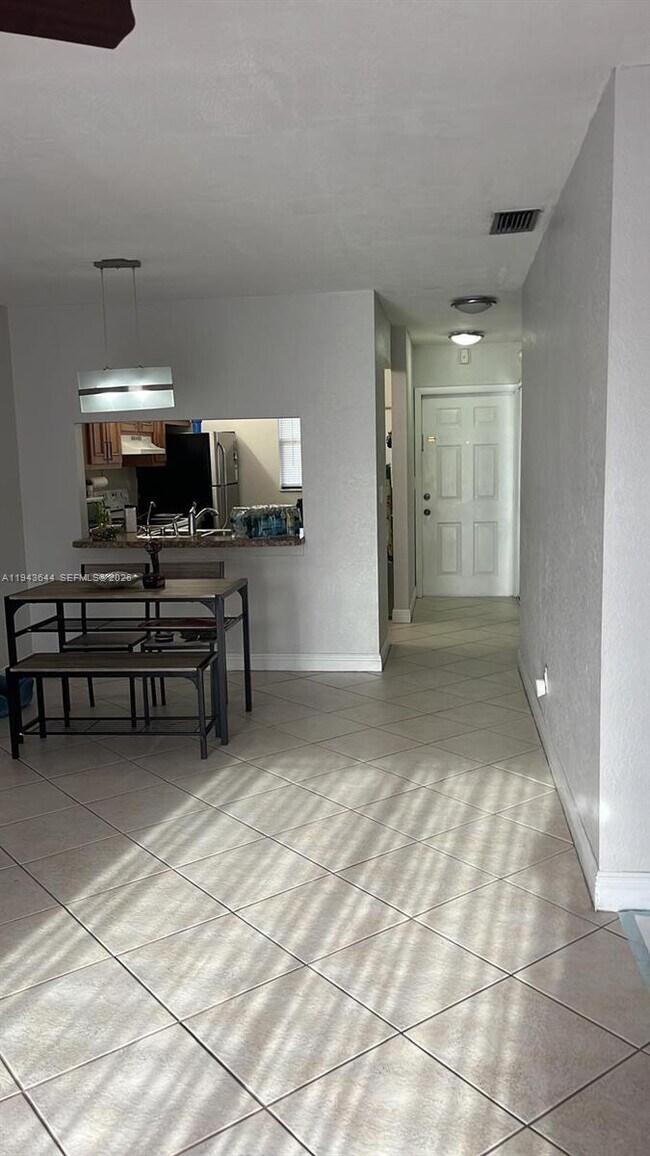 Foto del edificio - 940 NW 104th Ave