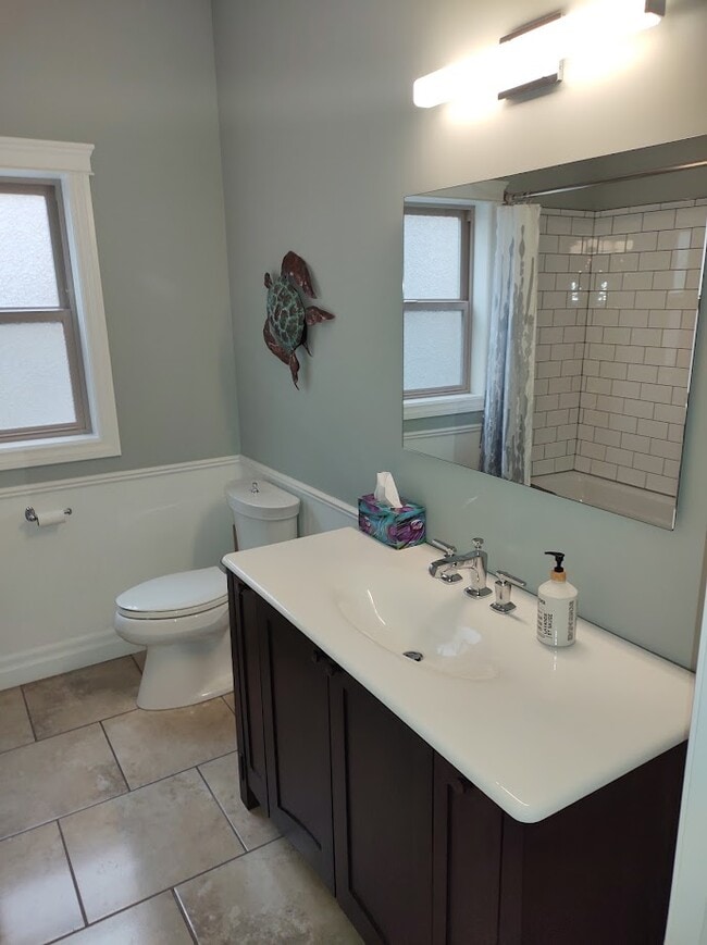 Building Photo - 1384 Feedham Ave