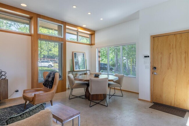 Foto del edificio - 2801 Oak Crest Ave