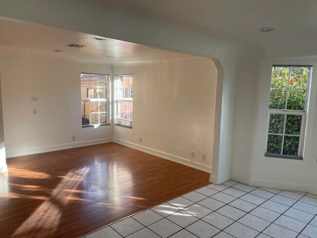 Building Photo - 2207 N Buena Vista St