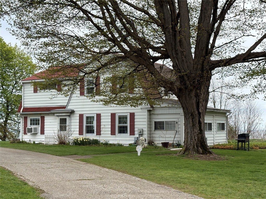 Primary Photo - 8424 E Lake Rd