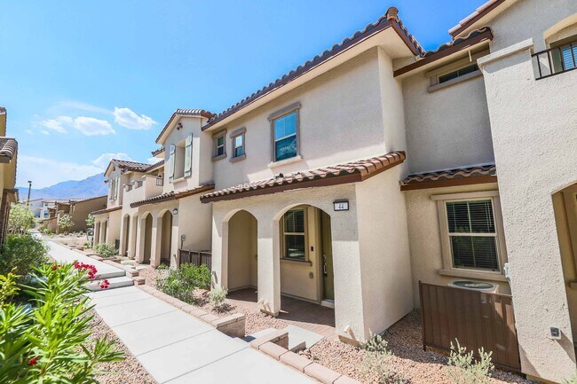 Foto del edificio - MUST SEE Summerlin Townhome
