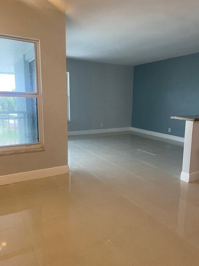 Building Photo - Charming Apartment in Fort Lauderdale