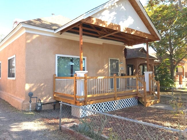 Building Photo - Gorgeous 2 bedroom in Barelas! Great location. Washer/Dryer. 1 car garage.