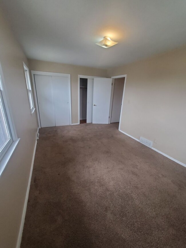 Foto del edificio - 8615-8617 N 106th St. (Townhouse)