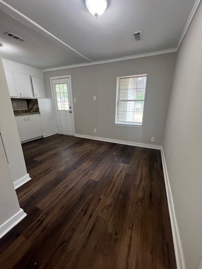 Building Photo - 2 Bedroom, 1 Bathroom Home