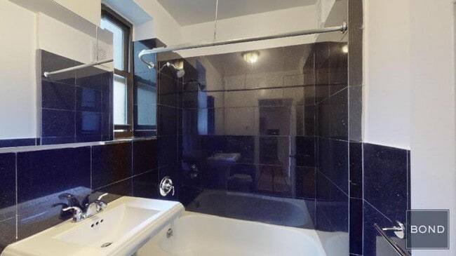 Building Photo - 2 bedroom in NEW YORK NY 10014