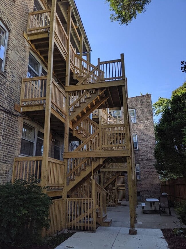 Building Photo - Quiet, Sunny, Desirable Roscoe Village