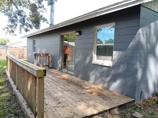 Building Photo - 357 Santiago Ct