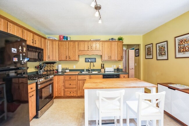 Building Photo - Charming 2BR House in Au Gres