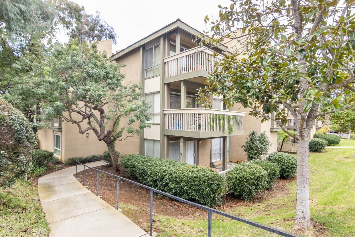 Foto principal - Cozy 2 BED/1 BATH in Exclusive 55+ Senior ...