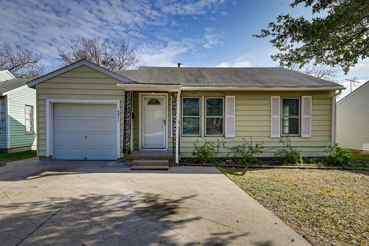 Primary Photo - 4821 Sandage Ave