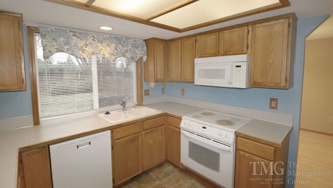 Building Photo - Spacious 3BD Home in Orchards with a MASSI...