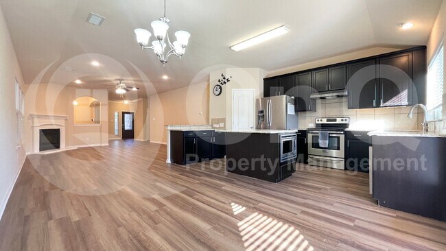 Foto del edificio - 4524 Lakeside Hollow St