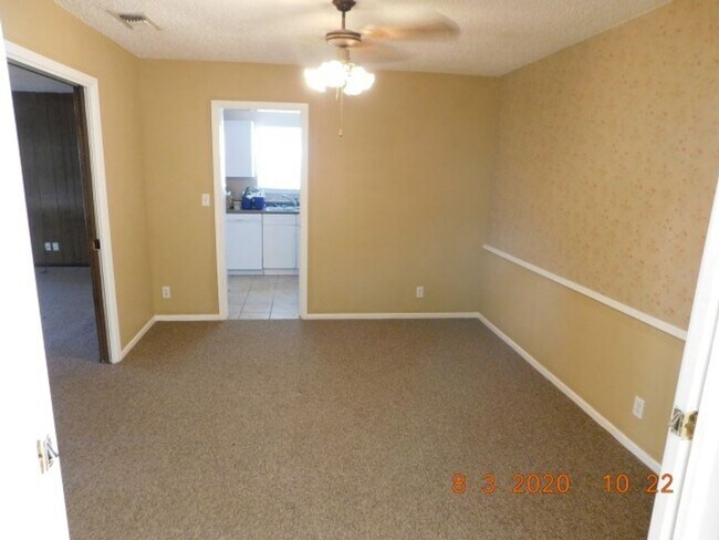 Foto del edificio - Spacious 4 bedroom 2 bath home in Camelot II