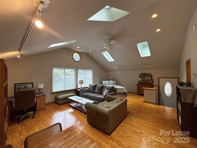 Foto del edificio - 1330 Cedar Ln