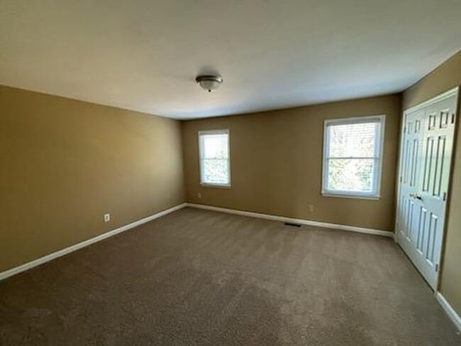 Building Photo - 2 Bedroom 2.5 bathroom Townhouse