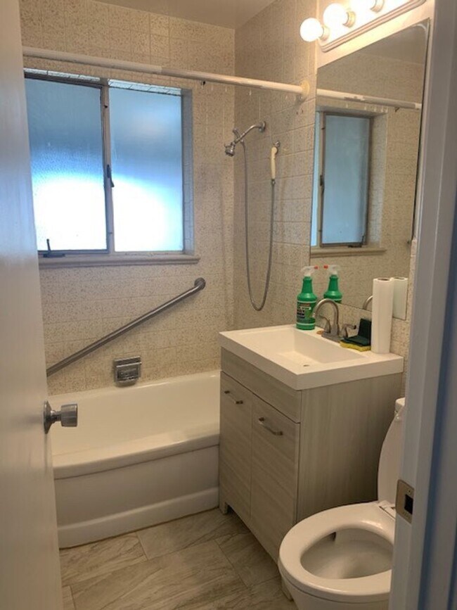 Foto del edificio - 3 bed 2 bath Ranch w/ finished basement in...