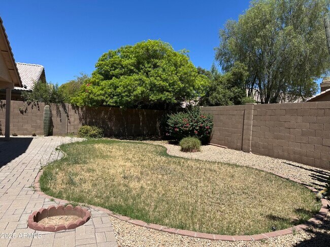 Building Photo - 2326 E Aire Libre Ave