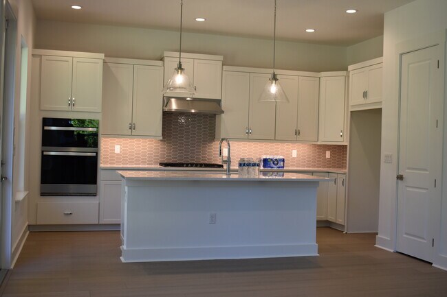 Building Photo - 33 Oakmoss Dr