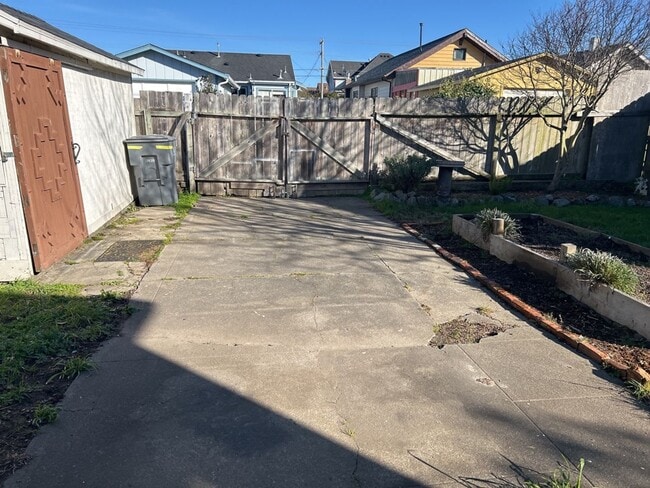 Building Photo - Beautifully Renovated, Pet Friendly Victor...