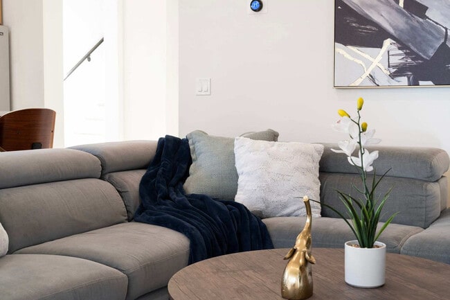 Building Photo - 2110 W Washington Blvd