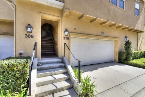 Foto principal - Immaculate 2 Bedroom Irvine Condo