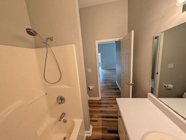 Foto del edificio - 2 bedroom, new floors, walkable!