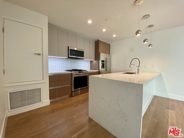 Foto del edificio - 8017 Norton Ave