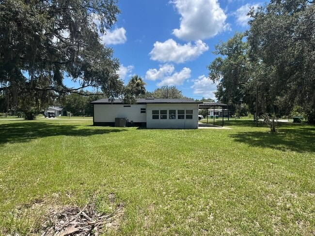 Building Photo - 3/2/1 on over 1/2 Acre