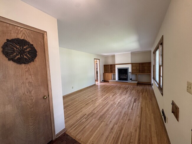 Foto del edificio - Charming 3-Bed Oasis with Fireplace & Finished Basement in Richfield!