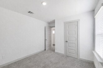 Building Photo - 10647 Cascade Crk Dr