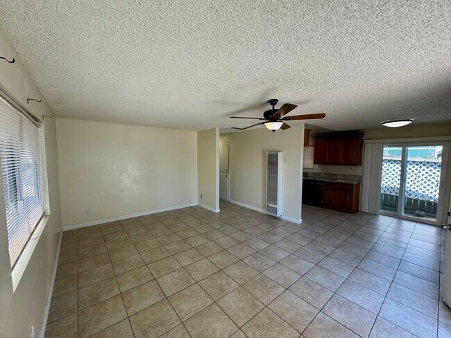 Foto del edificio - Nice 2 Bedroom Home with Large Backyard an...