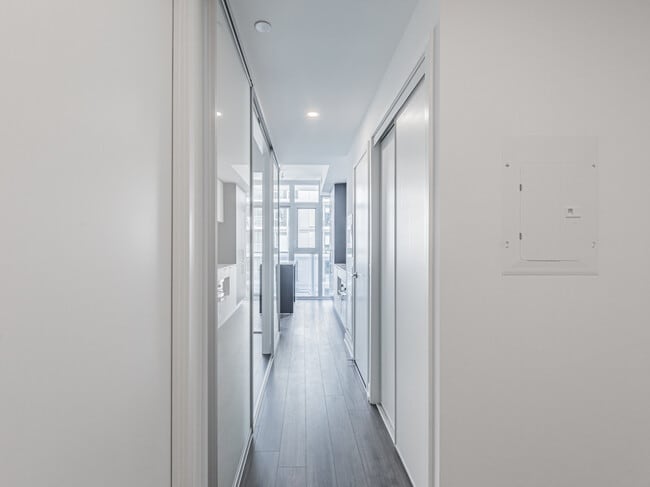 Building Photo - 33 Helendale Av