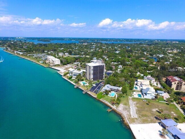 Foto del edificio - TURNKEY FURNISHED WATERFRONT RENTAL – Live the Island Life on Siesta Key